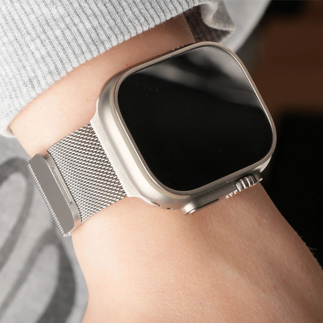 Apple Watch Milanaise Armband am Handgelenk #farbe_Silber