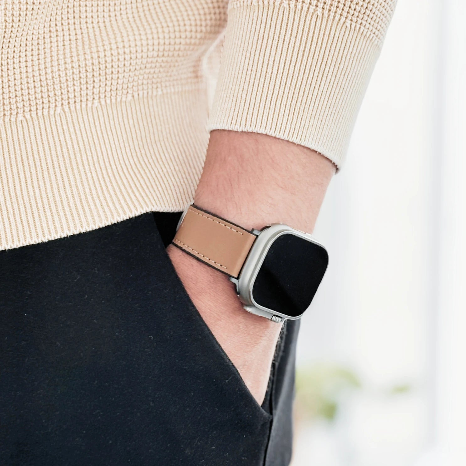 Breband Lederarmband Kombi für Apple Watch m Handgelenk einer Person #farbe_Hellbraun