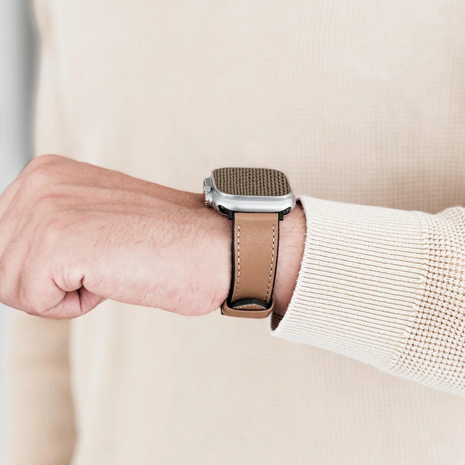 Breband Lederarmband Kombi für Apple Watch m Handgelenk einer Person #farbe_Hellbraun