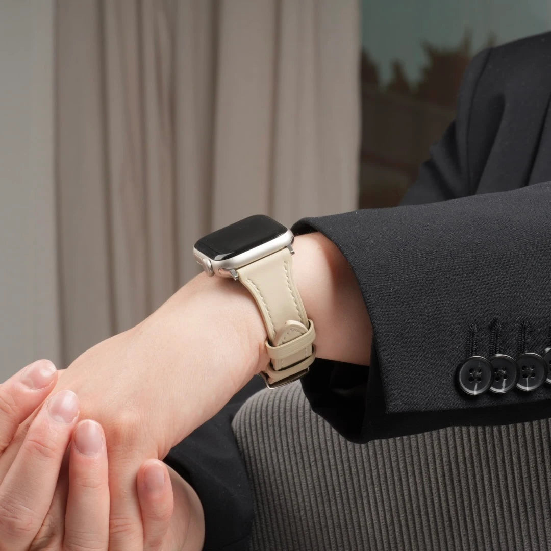 Nahaufnahme eines beigefarbenen Lederarmbands von Breband, getragen an einer Apple Watch. #farbe_beige