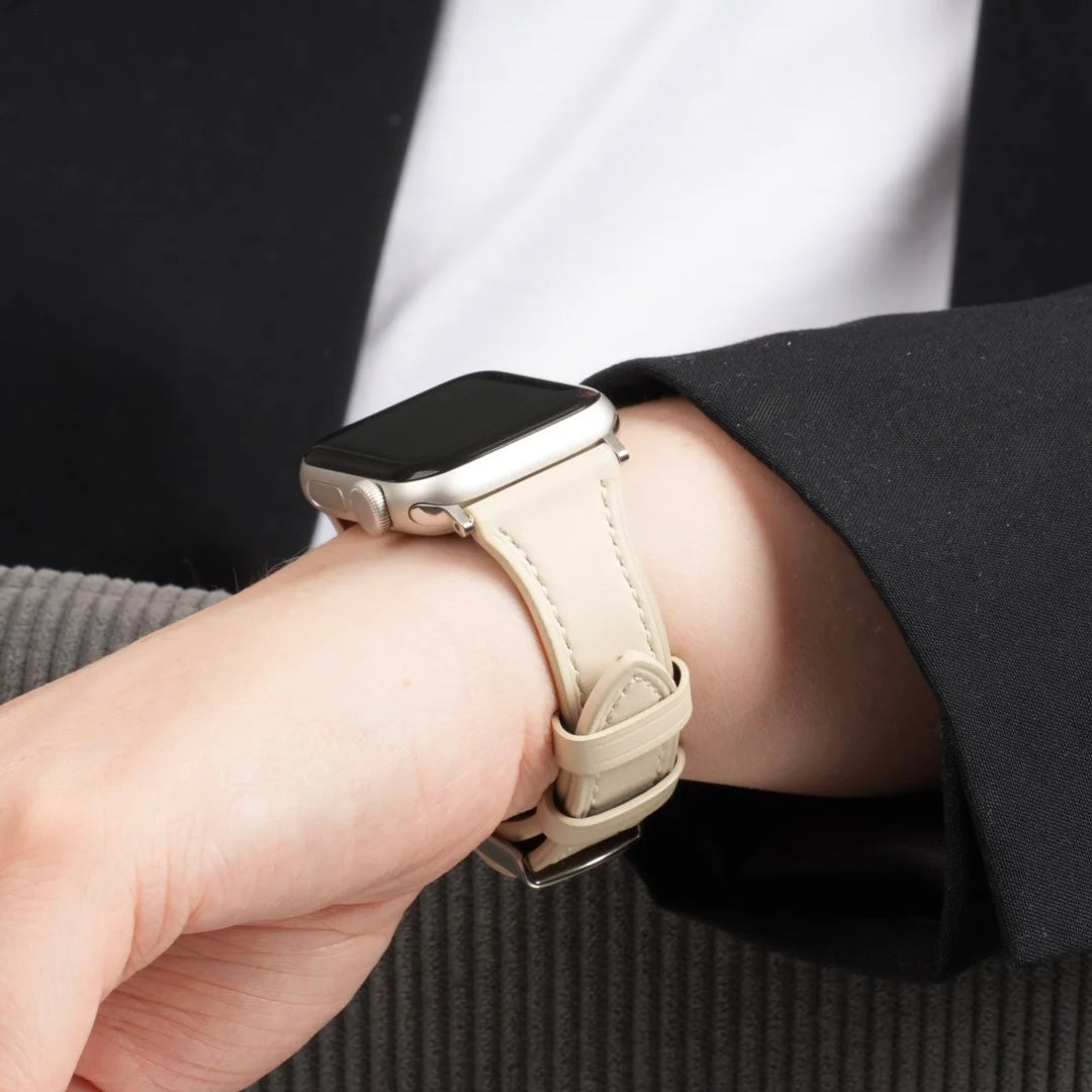 Breband Lederarmband in Beige mit klassischer Dornschließe an einer silbernen Apple Watch. #farbe_beige