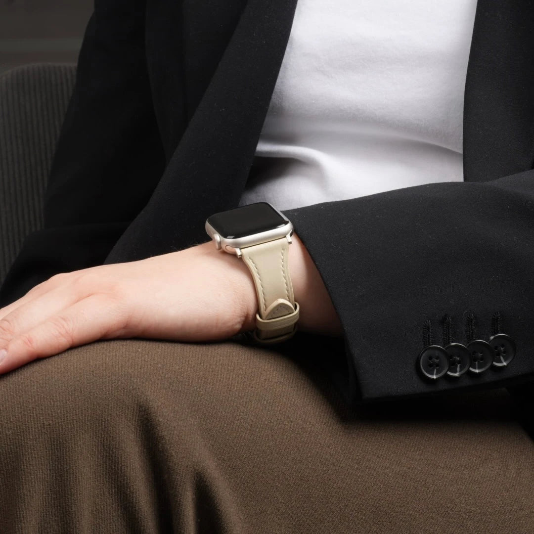 Seitenansicht des beigen Apple Watch Lederarmbands von Breband mit Doppel-Schlaufen. #farbe_beige