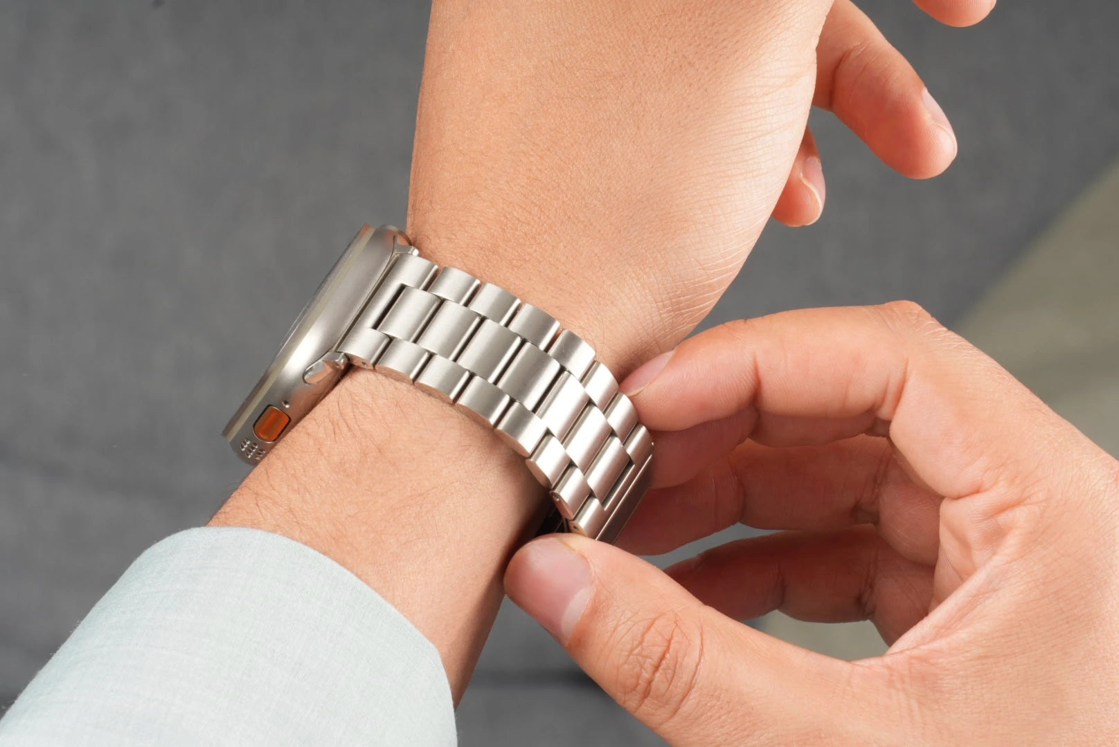 Apple Watch mit silbernem Edelstahlarmband – klassische Gliederoptik mit praktischem Schnellverschluss am Handgelenk.