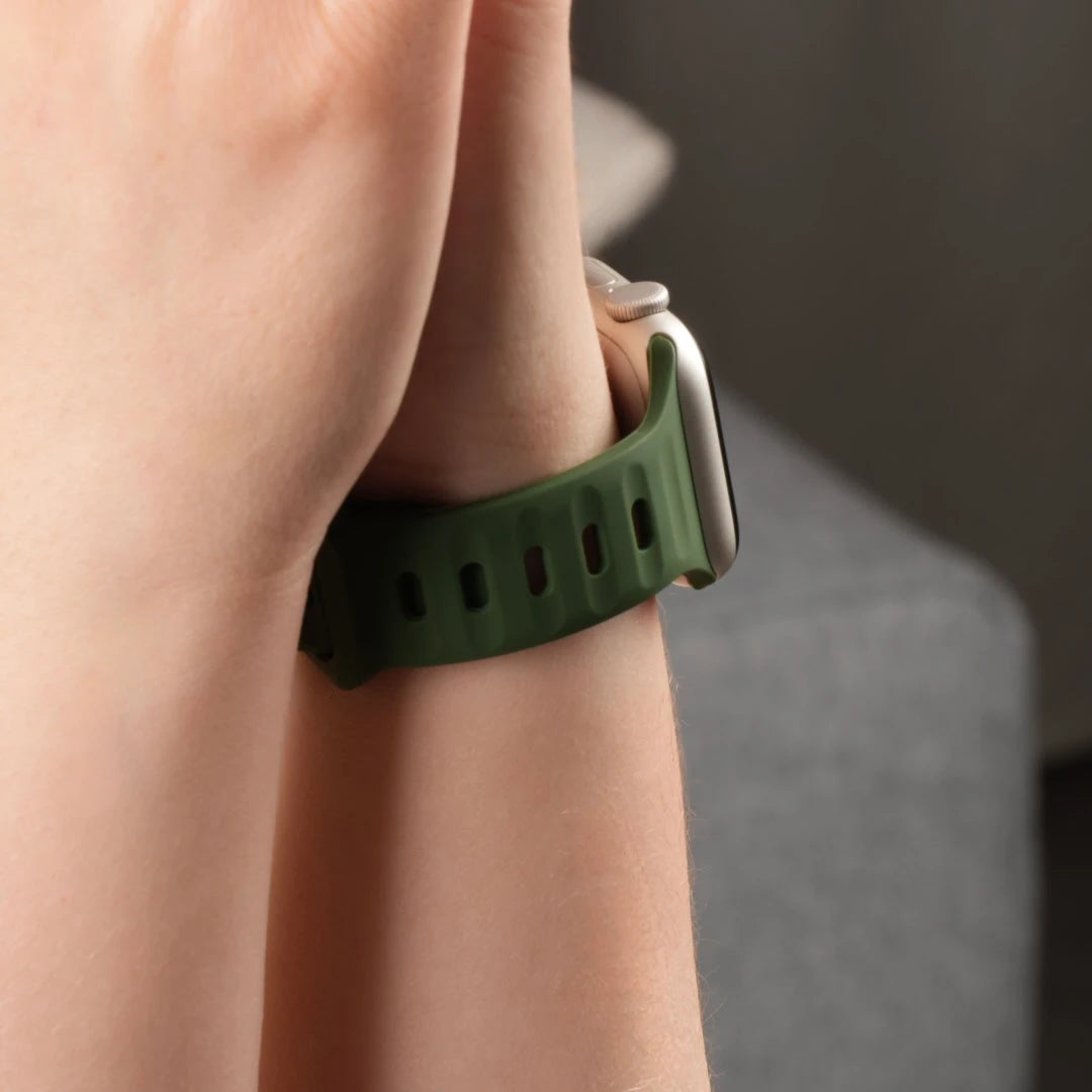 Dunkelgrünes Silikonarmband für Apple Watch von Breband #farbe_Dunkelgrün