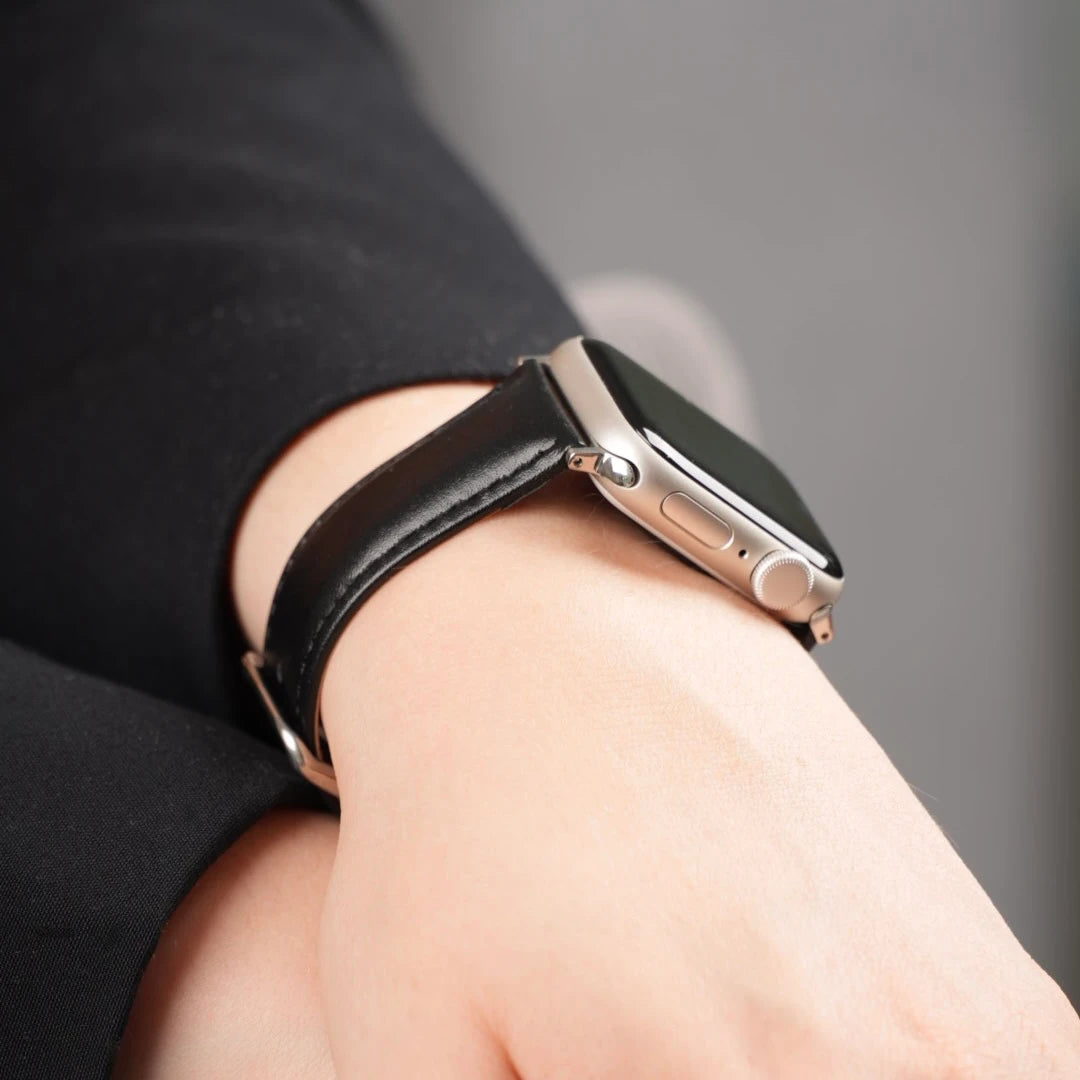 Detailansicht des hochwertigen Breband Lederarmbands Klassik für Apple Watch mit Nahtverarbeitung. #farbe_schwarz