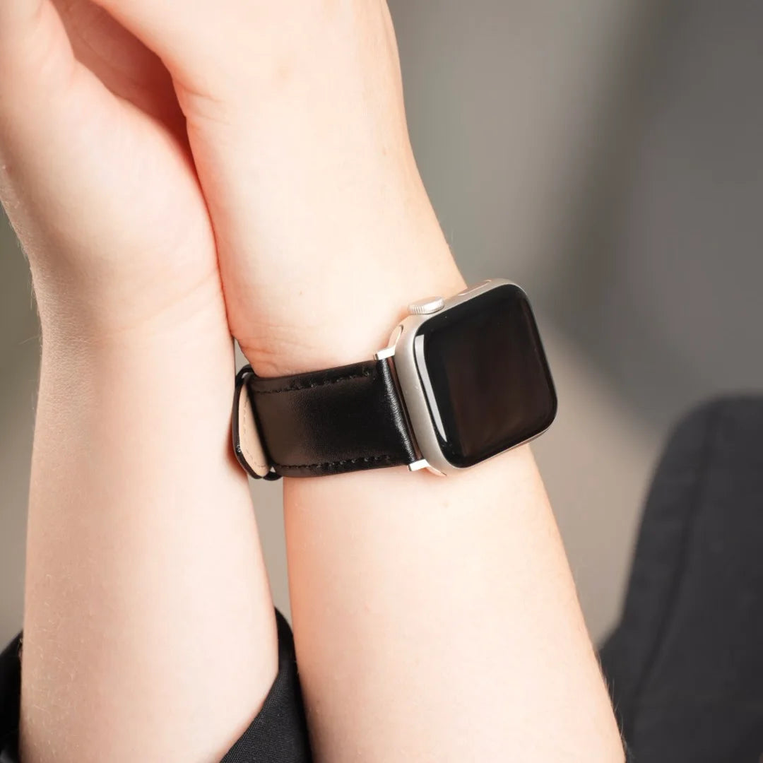 Schwarzes Lederarmband Klassik von Breband – perfekt für Business- und Alltagslooks mit der Apple Watch. #farbe_schwarz
