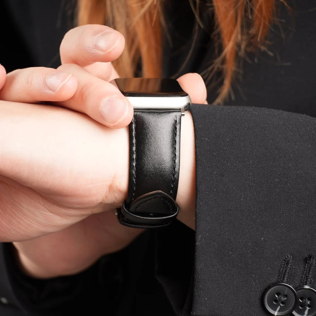 Apple Watch mit Breband Klassik Armband aus feinem Leder und traditioneller Dornschließe. #farbe_schwarz