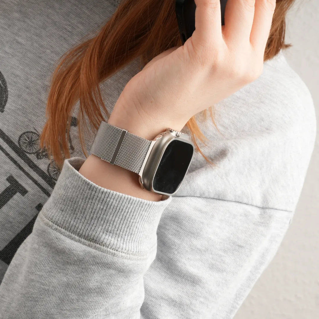 Apple Watch Milanaise Armband am Handgelenk #farbe_Silber