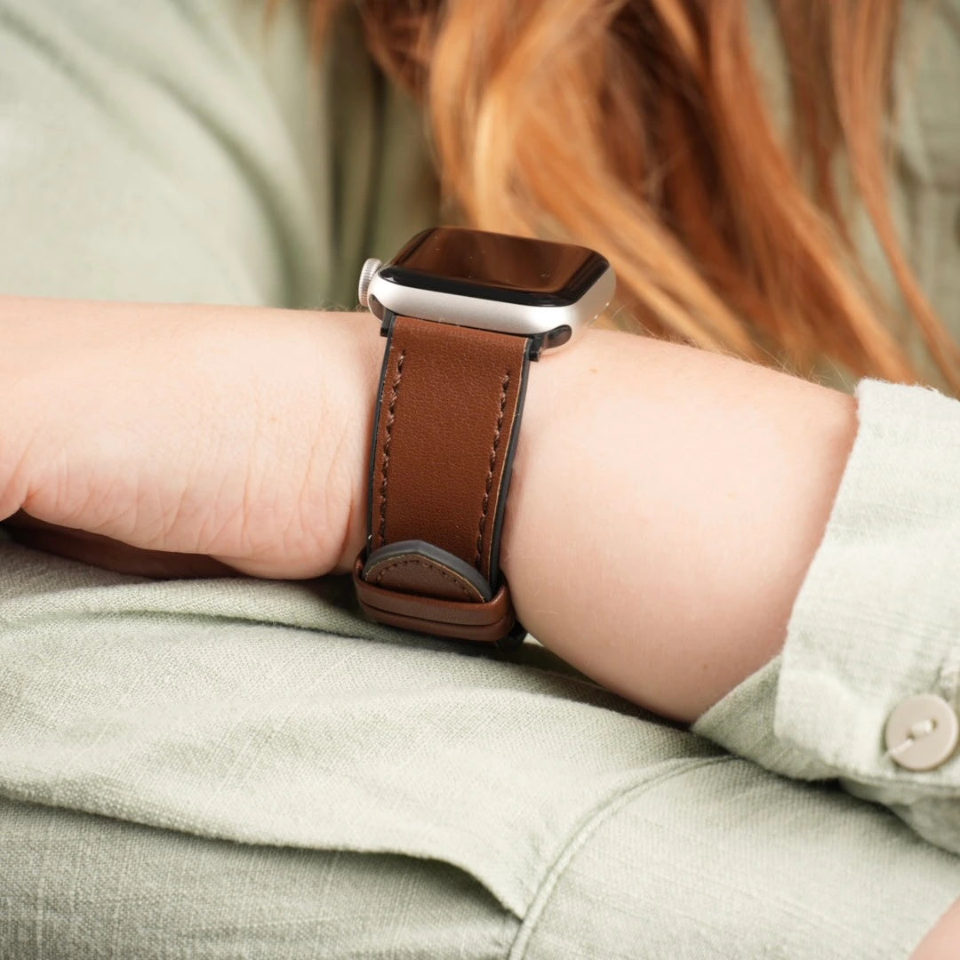 Detailansicht des braunen Breband Lederarmbands mit sichtbarer Naht und hochwertiger Verarbeitung. #farbe_braun