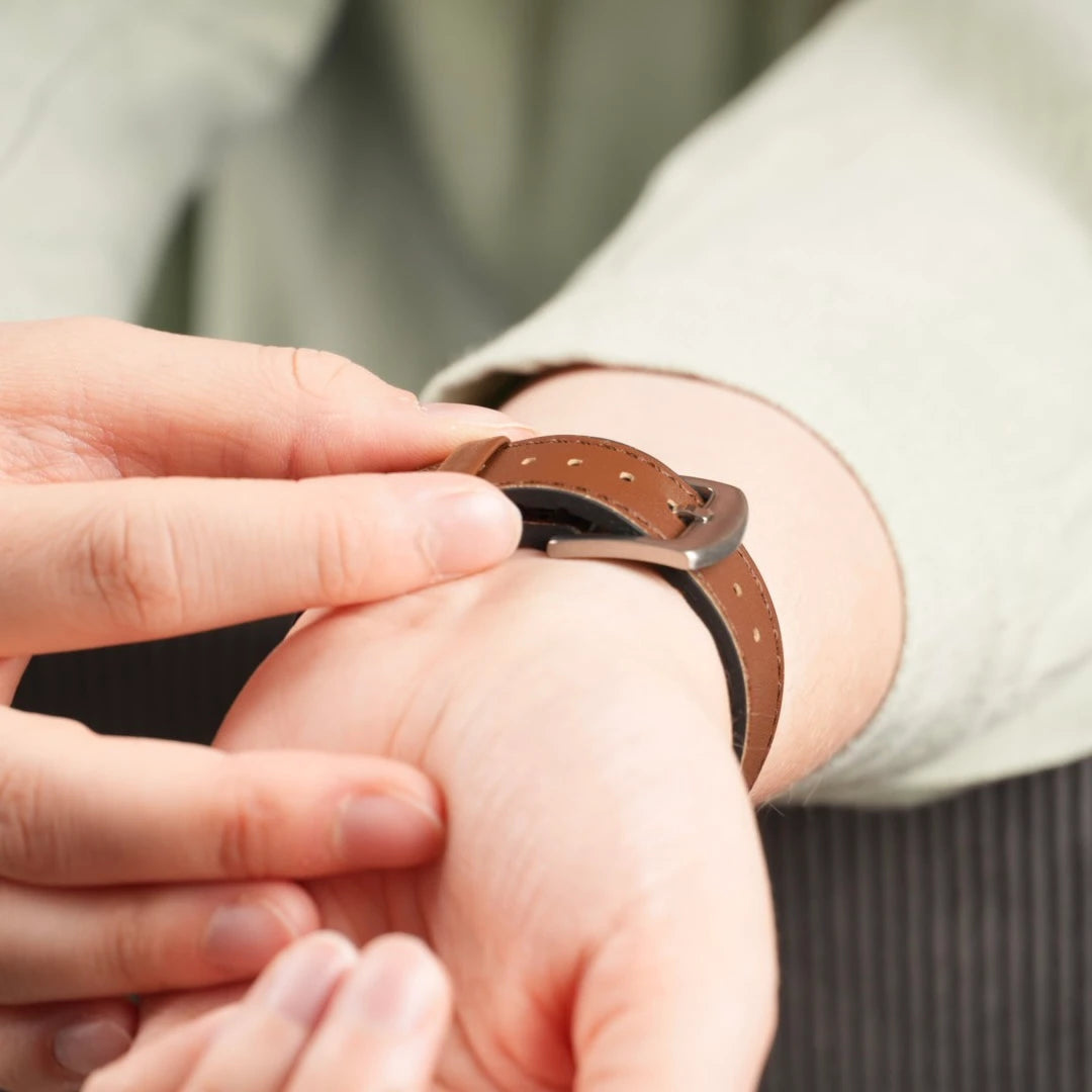 Das braune Lederarmband in Kombination mit einem silbernen Apple Watch Gehäuse. #farbe_braun