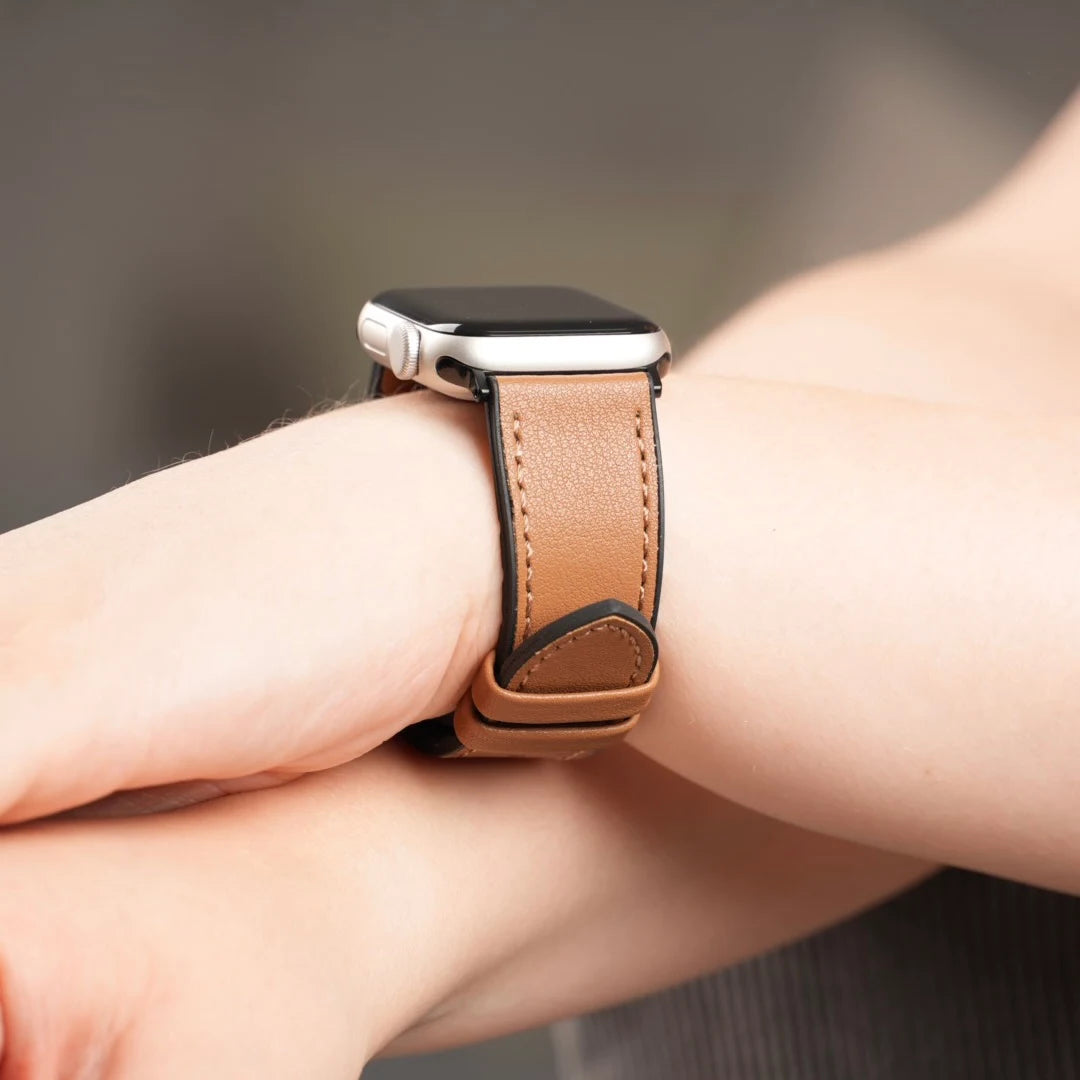 Breband Lederarmband Klassik in hellbrauner Farbe mit feiner Naht getragen am Handgelenk. #farbe_hellbraun