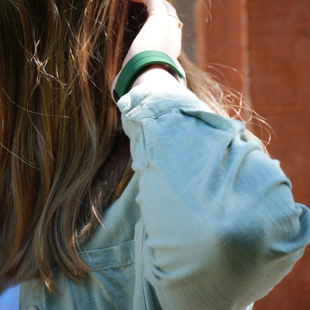 Flexibles Magnet-Silikonarmband in Dunkelgrün von Breband für Apple Watch, langlebig und stilvoll #farbe_dunkelgrün