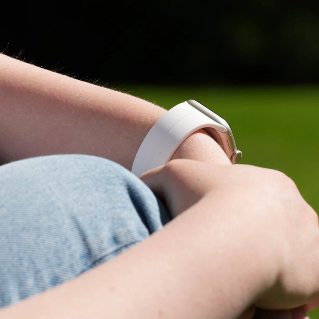 Atmungsaktives Silikonarmband Magnet von Breband für Apple Watch in elegantem Weiß #farbe_weiß