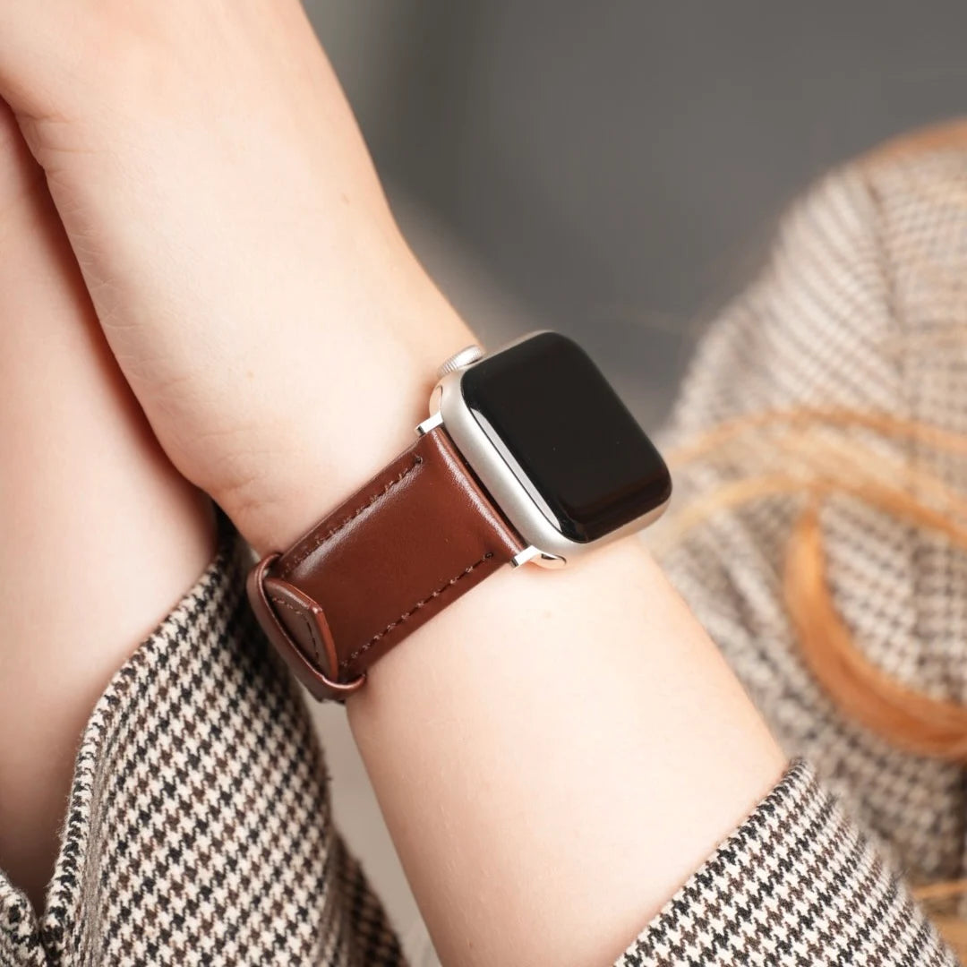 Braunes Lederarmband von Breband für die Apple Watch mit silberner Schnalle und feiner Naht getragen am Handgelenk. #farbe_braun