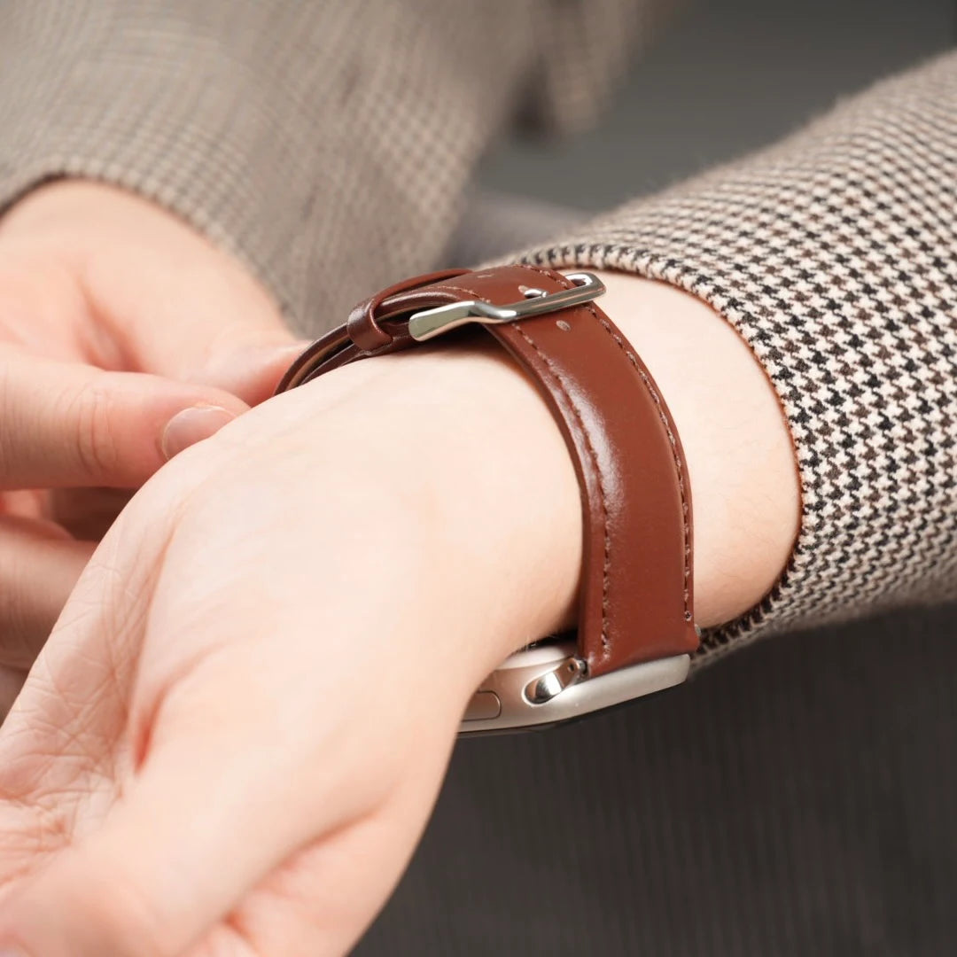 Rückansicht des Breband Lederarmbands Klassik in Braun, zeigt die stabile Befestigung an der Apple Watch. #farbe_braun