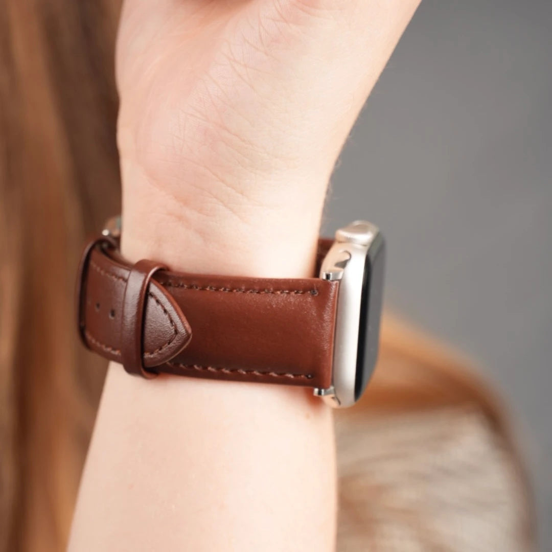 Hochwertiges, braunes Lederarmband mit Dornschließe – passend für Apple Watch, elegant kombiniert mit Business-Outfit. #farbe_braun