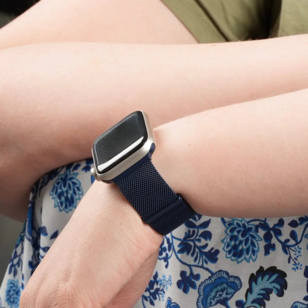 Am Handgelenk Midnight Blau Apple Watch milanaise Armband #farbe_Midnight Blau