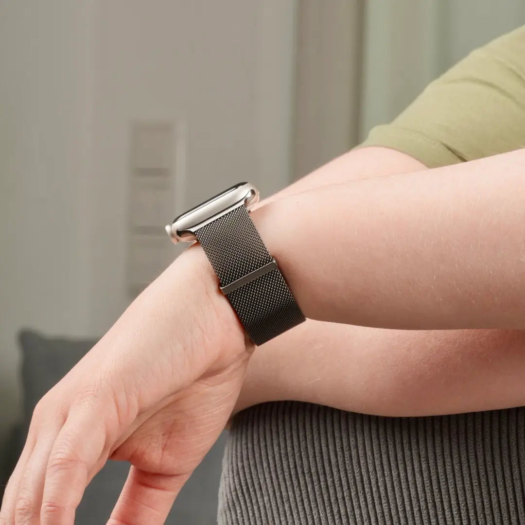 Apple Watch Milanaise Armband in farbe Spacegrau am Handgelenk getragen #farbe_spacegrau