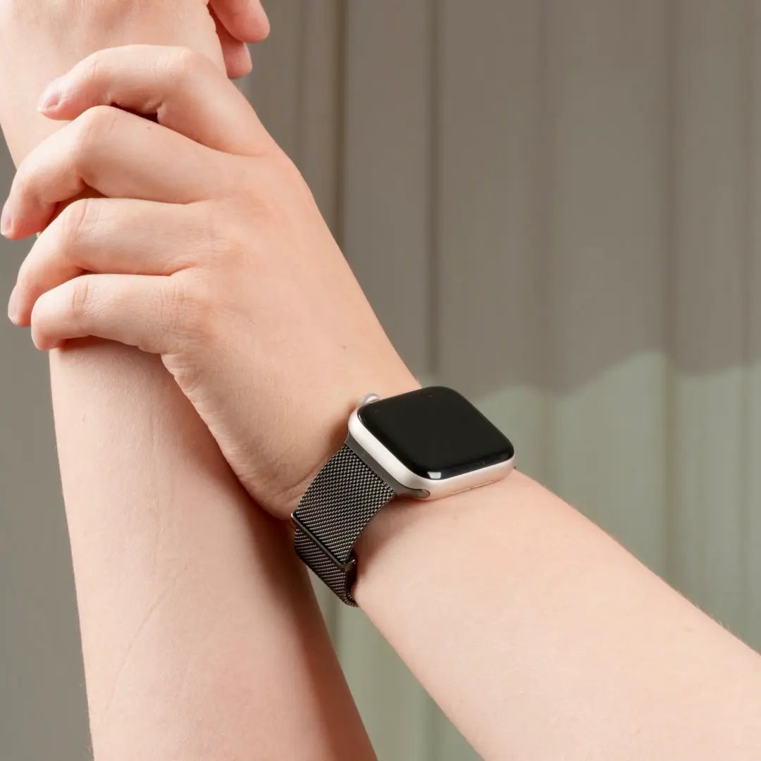 Apple Watch Milanaise Armband in farbe Spacegrau getragenam Handgelenk #farbe_spacegrau