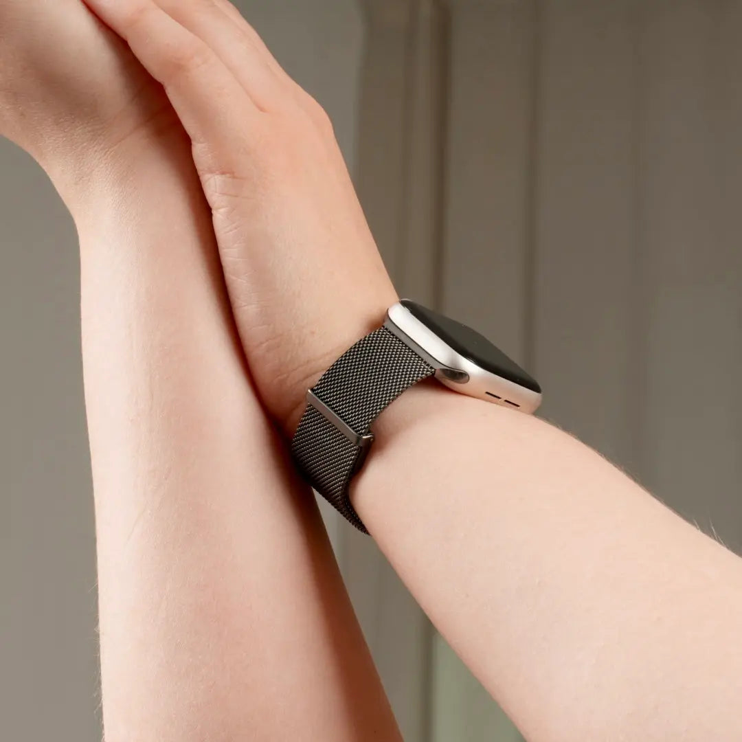 Apple Watch Milanaise Armband in farbe Spacegrau getragen #farbe_spacegrau