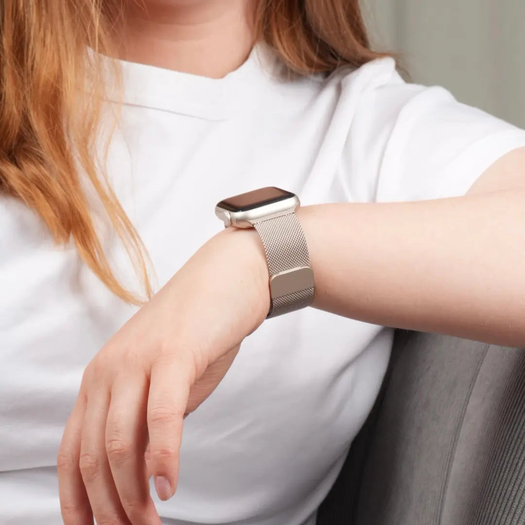 Apple Watch mit Milanaise Armband in Farbe Sand am Handgelenk getragen – #farbe_sand