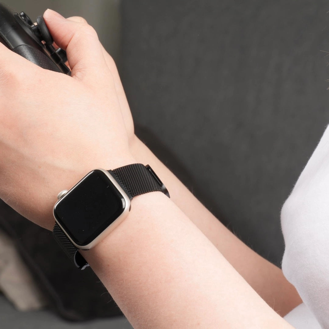 Apple Watch Milanaise am Handgelenk in Schwarz #farbe_schwarz
