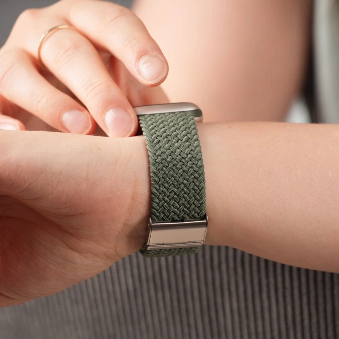 Robust und stilvoll: Breband Flexbraid Armband in Dunkelgrün für Apple Watch #farbe_dunkelgrün