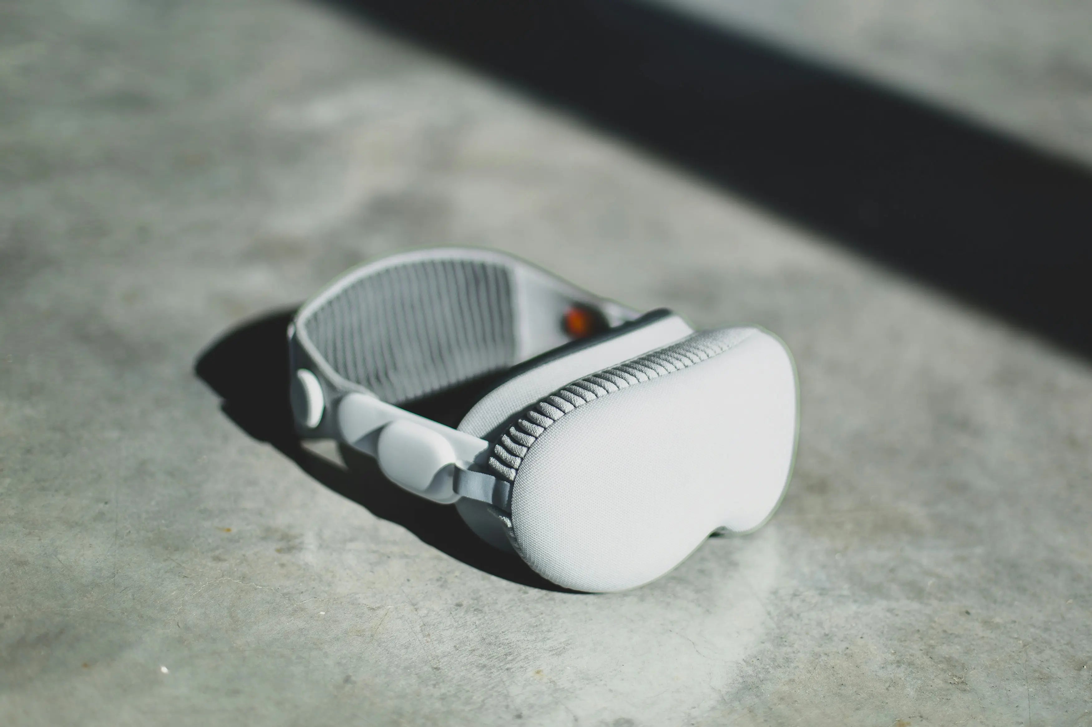 Apple Vision Pro mit Band und Zubehör