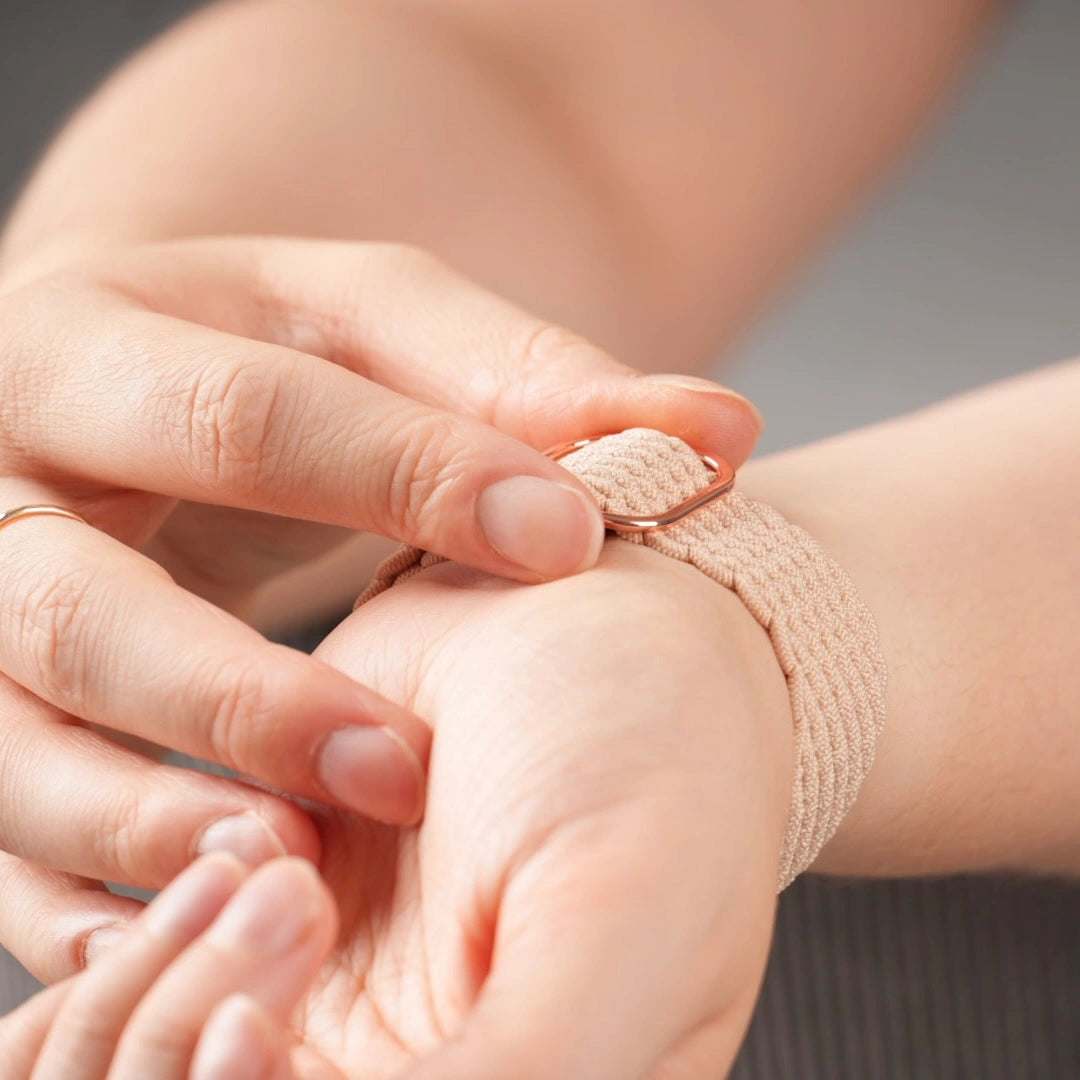 Stylisches geflochtenes Apple Watch Loop Armband von Breband in Apricot #farbe_apricot