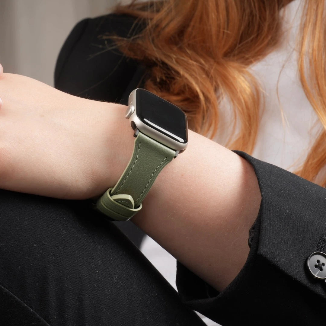 Stilvolles Apple Watch Armband in lindgrünem Leder, ideal für einen dezenten, eleganten Look. #farbe_lindgrün