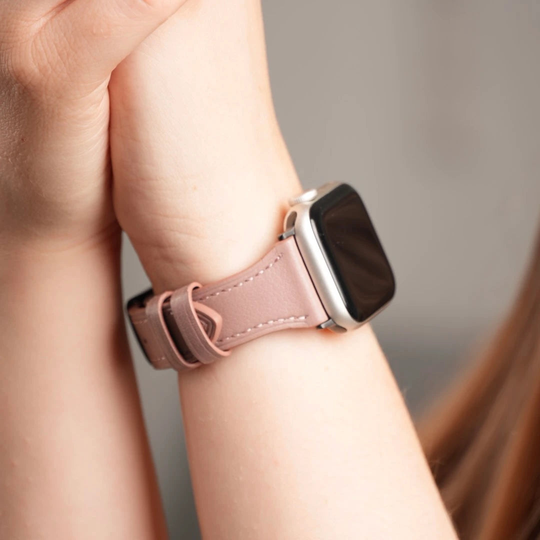 Apple Watch mit rosa Lederarmband in eleganter Pastelloptik am Handgelenk. #farbe_rosa