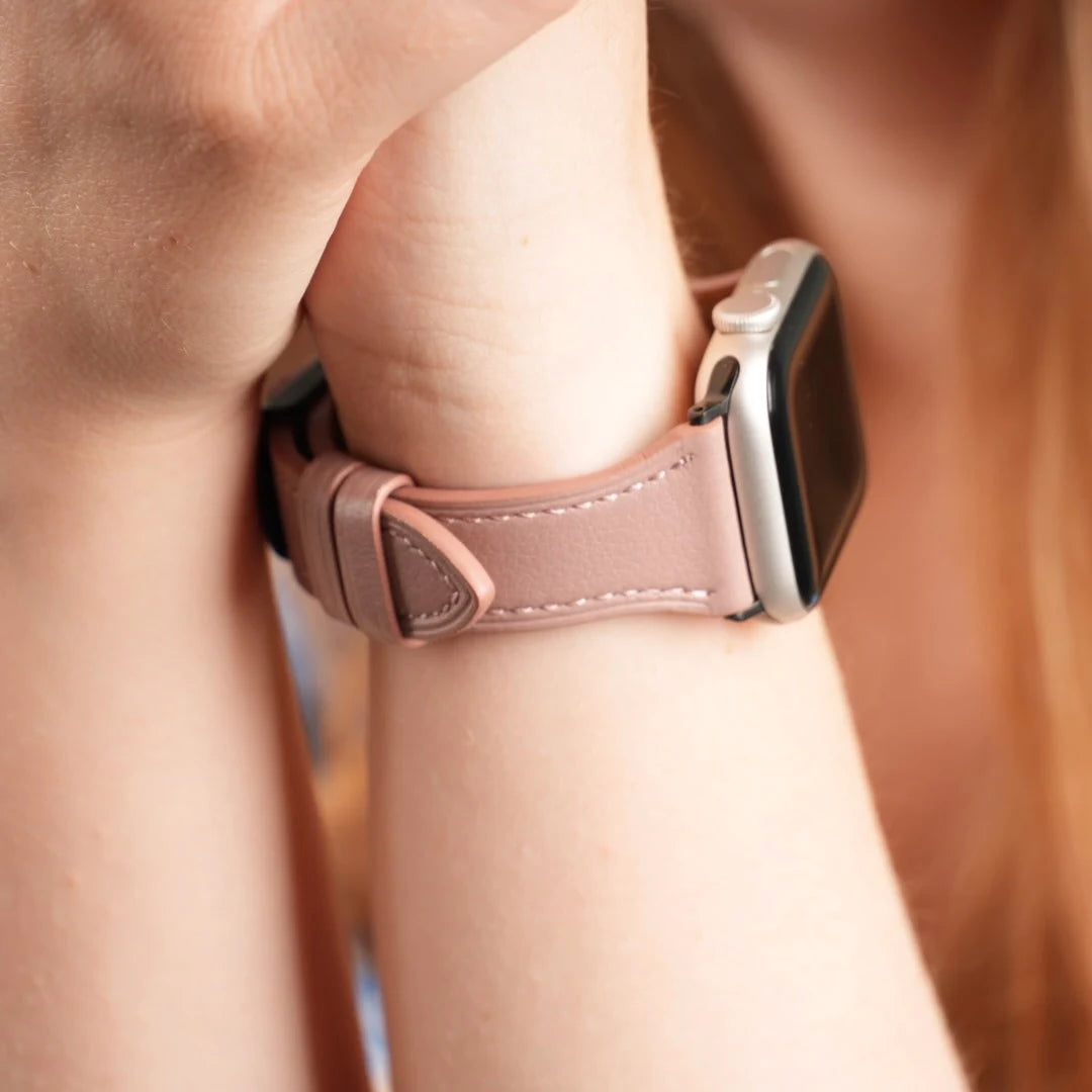Detailansicht der hochwertigen Naht und Dornschließe am rosa Lederarmband. #farbe_rosa