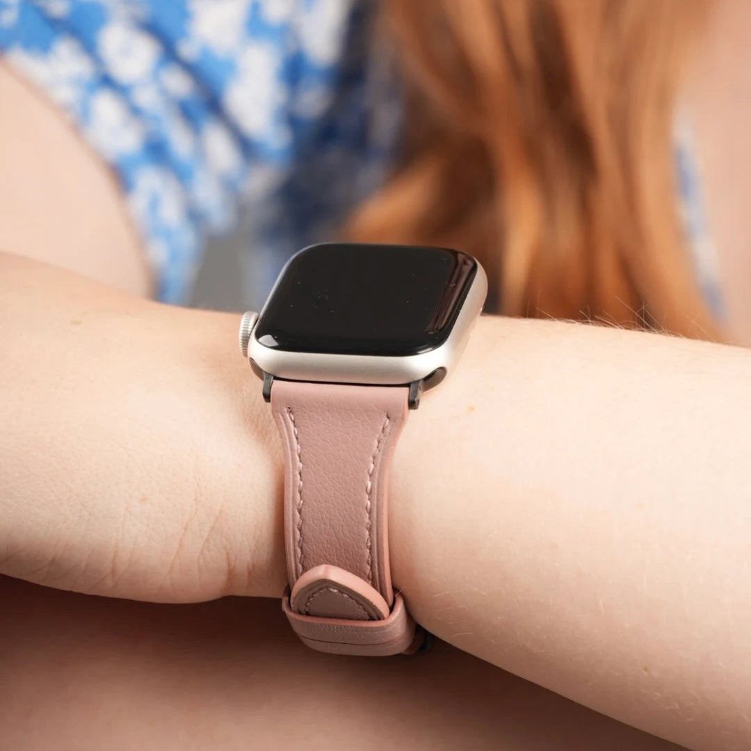 Stilvolles rosa Lederarmband mit geschwungenem Design an einer Apple Watch. #farbe_rosa
