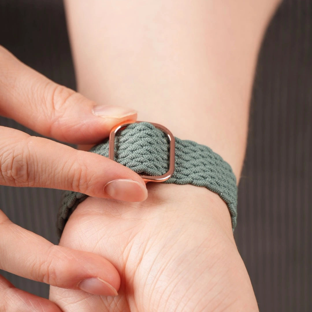 Elastisches geflochtenes Apple Watch Loop Armband von Breband in Lindgrün #farbe_lindgrün