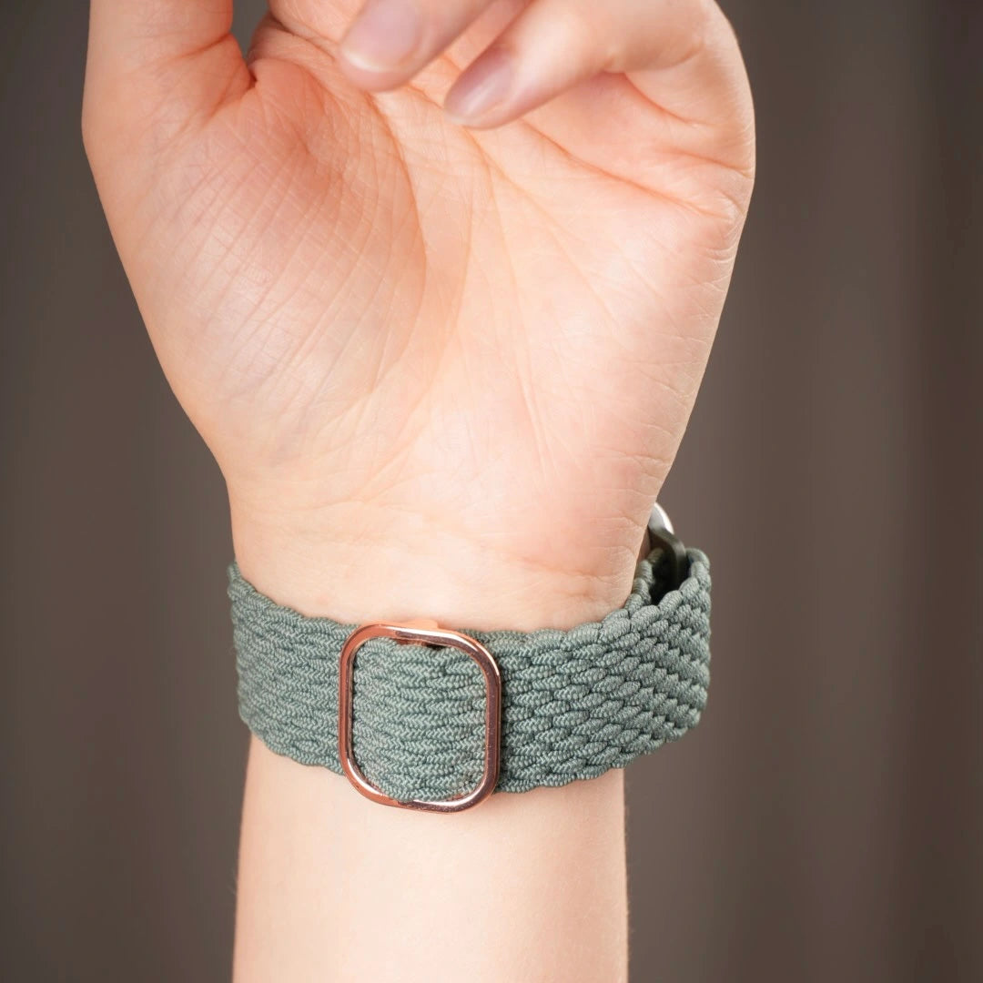 Stilvolles und flexibles Breband Loop Armband aus Geflecht in Lindgrün #farbe_lindgrün