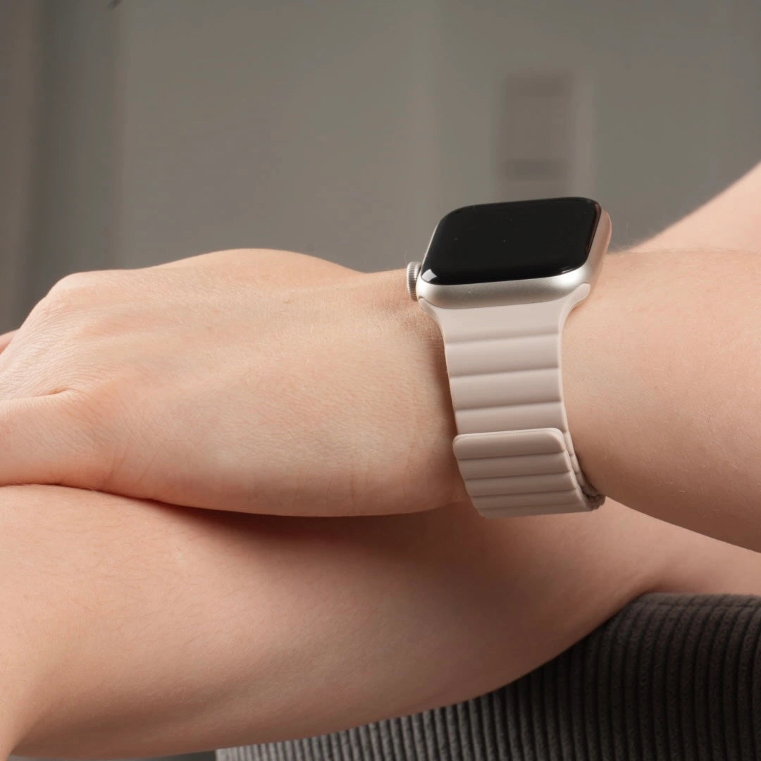 Elegantes beiges Silikon Loop Armband für Apple Watch von Breband #farbe_Sand