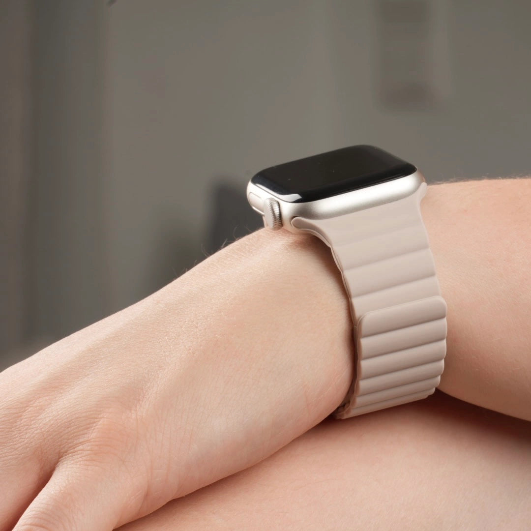 Komfortables Silikon Loop Apple Watch Armband in Beige von Breband #farbe_Sand