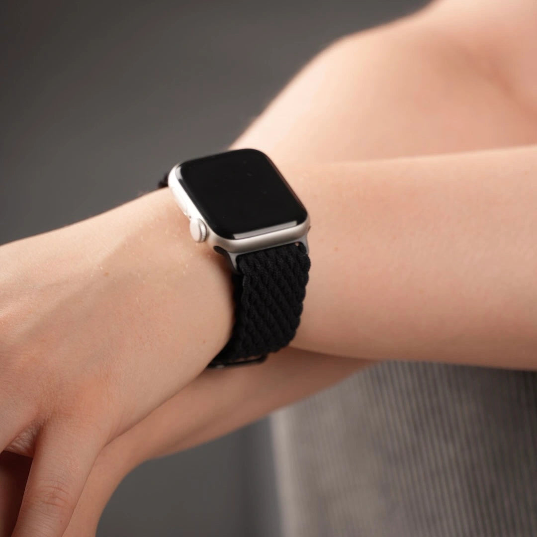Elastisches geflochtenes Apple Watch Loop Armband Schwarz von Breband #farbe_schwarz