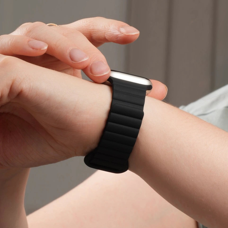 Komfortables Silikon Loop Apple Watch Armband in Schwarz von Breband #farbe_schwarz