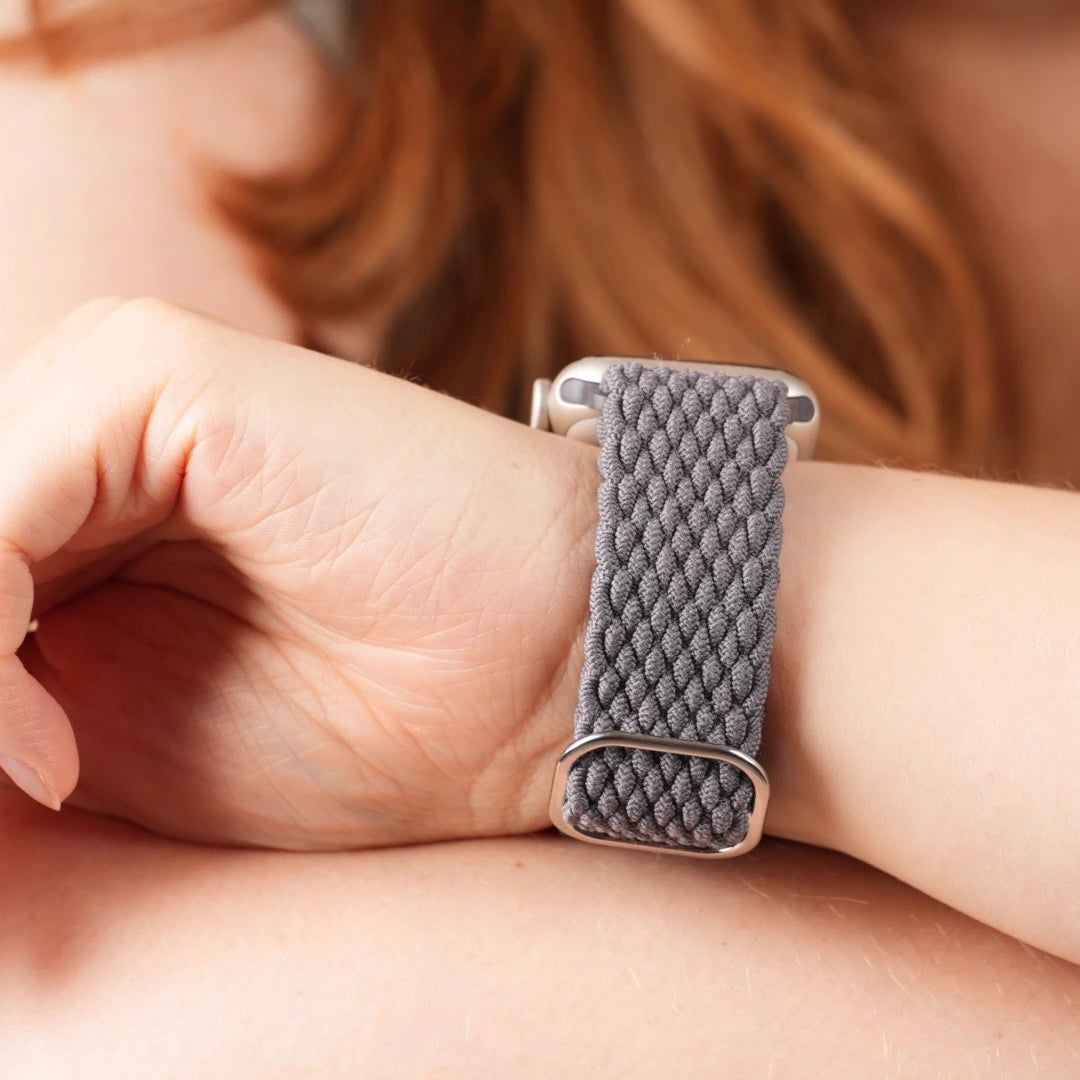 Stilvolles geflochtenes Apple Watch Loop Armband von Breband in Taupe #farbe_taupe