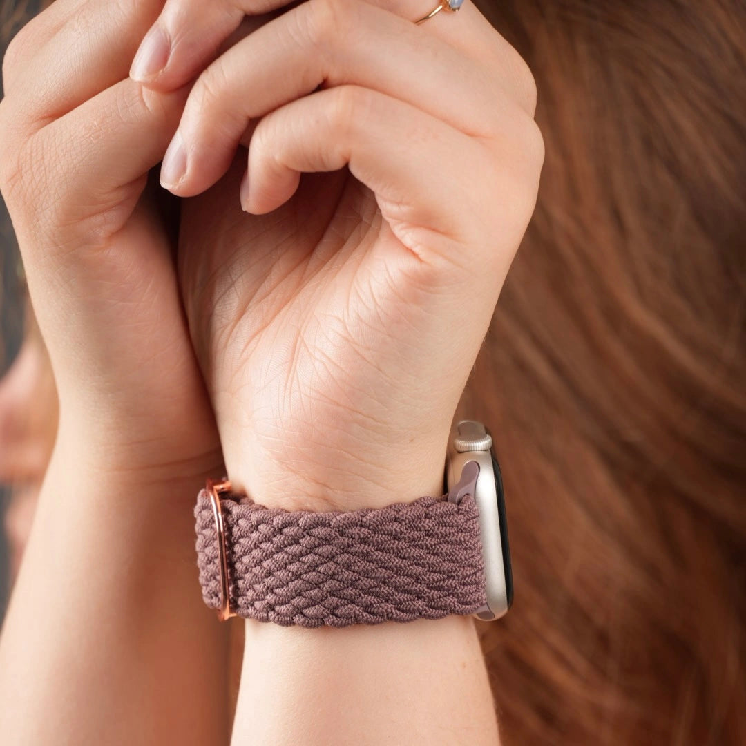 Elegantes geflochtenes Apple Watch Armband von Breband in Weinrot #farbe_weinrot