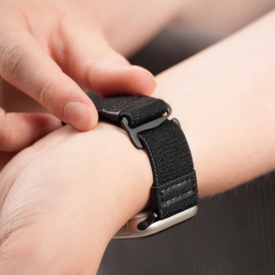 Schwarzes Hook Elastic Armband für Apple Watch von Breband flexibles Nylonband mit sicherem Halt #farbe_schwarz