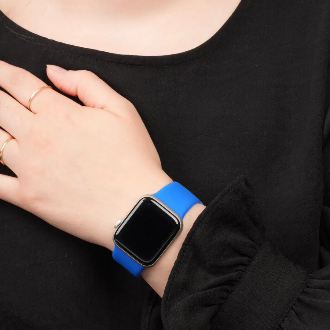 Blaues Apple Watch Armband aus Silikon getragen #farbe_blau