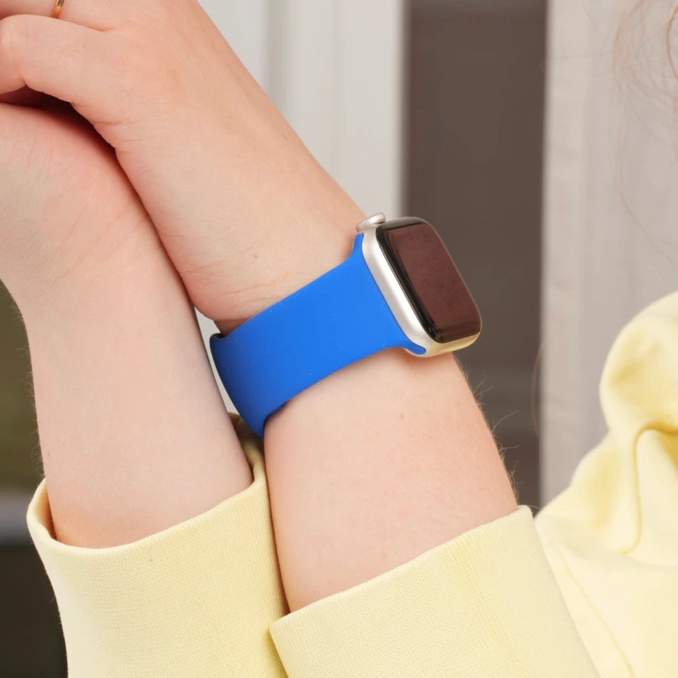 Breband Silikonarmband in Blau getragen an Apple Watch #farbe_blau