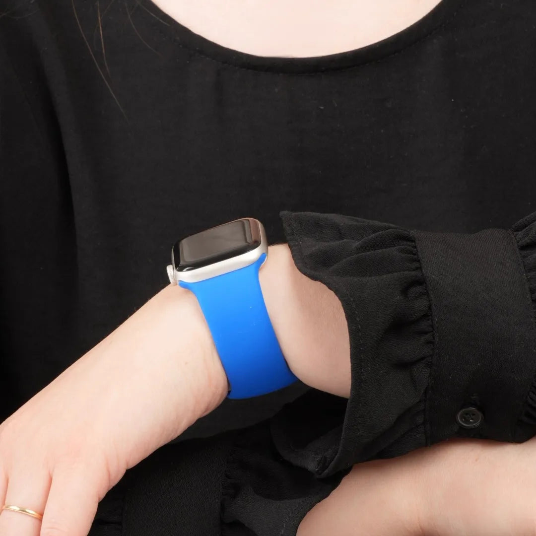 Apple Watch mit blauem Silikonarmband am Handgelenk #farbe_blau