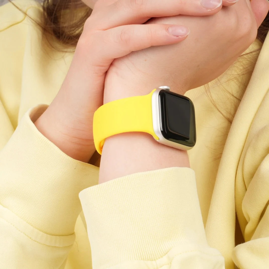 Breband Silikonarmband in Gelb getragen an Apple Watch #farbe_gelb