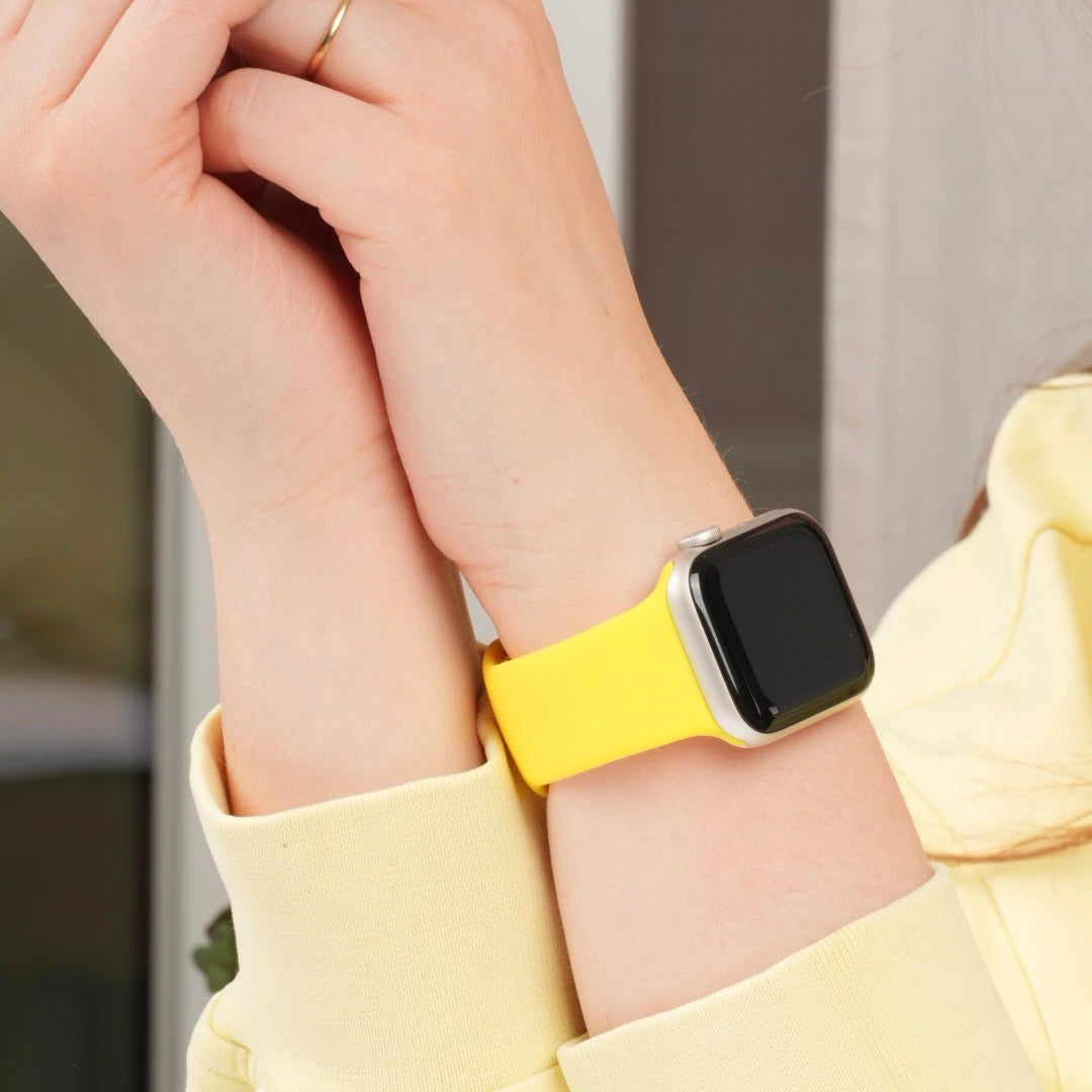 Gelbes Apple Watch Armband aus Silikon getragen #farbe_gelb