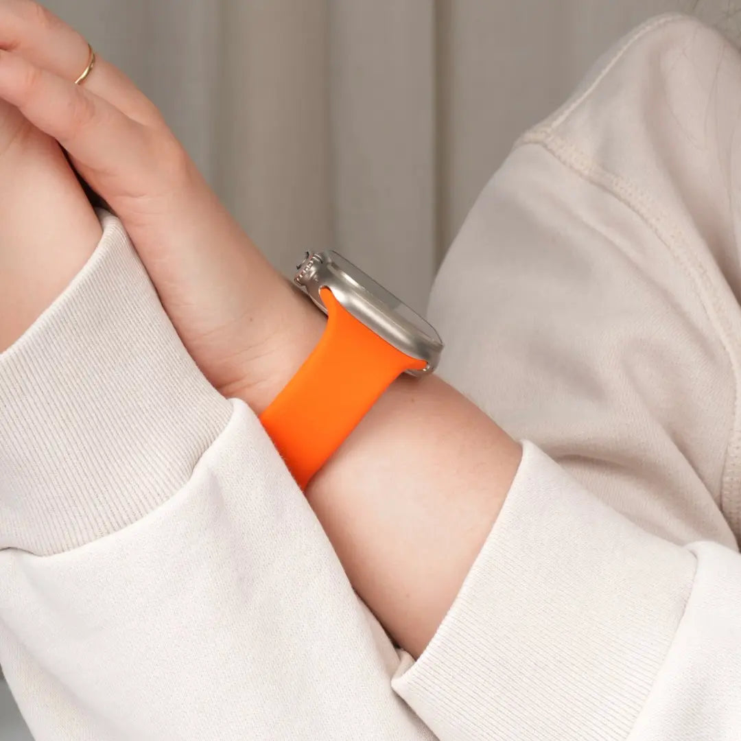 Apple Watch mit orangefarbenem Silikonarmband #farbe_orange