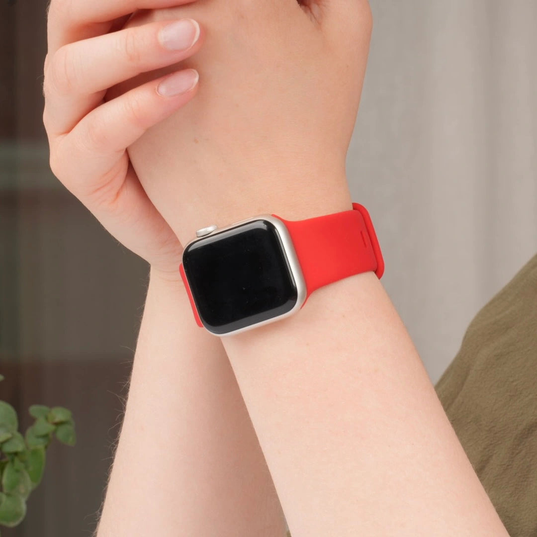 Breband Silikonarmband in Rot getragen #farbe_rot