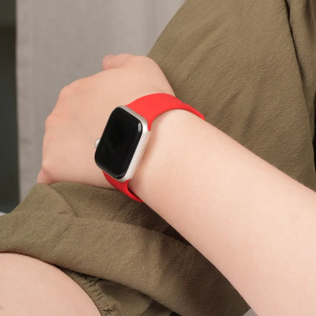 Rotes Apple Watch Armband aus Silikon im Einsatz #farbe_rot
